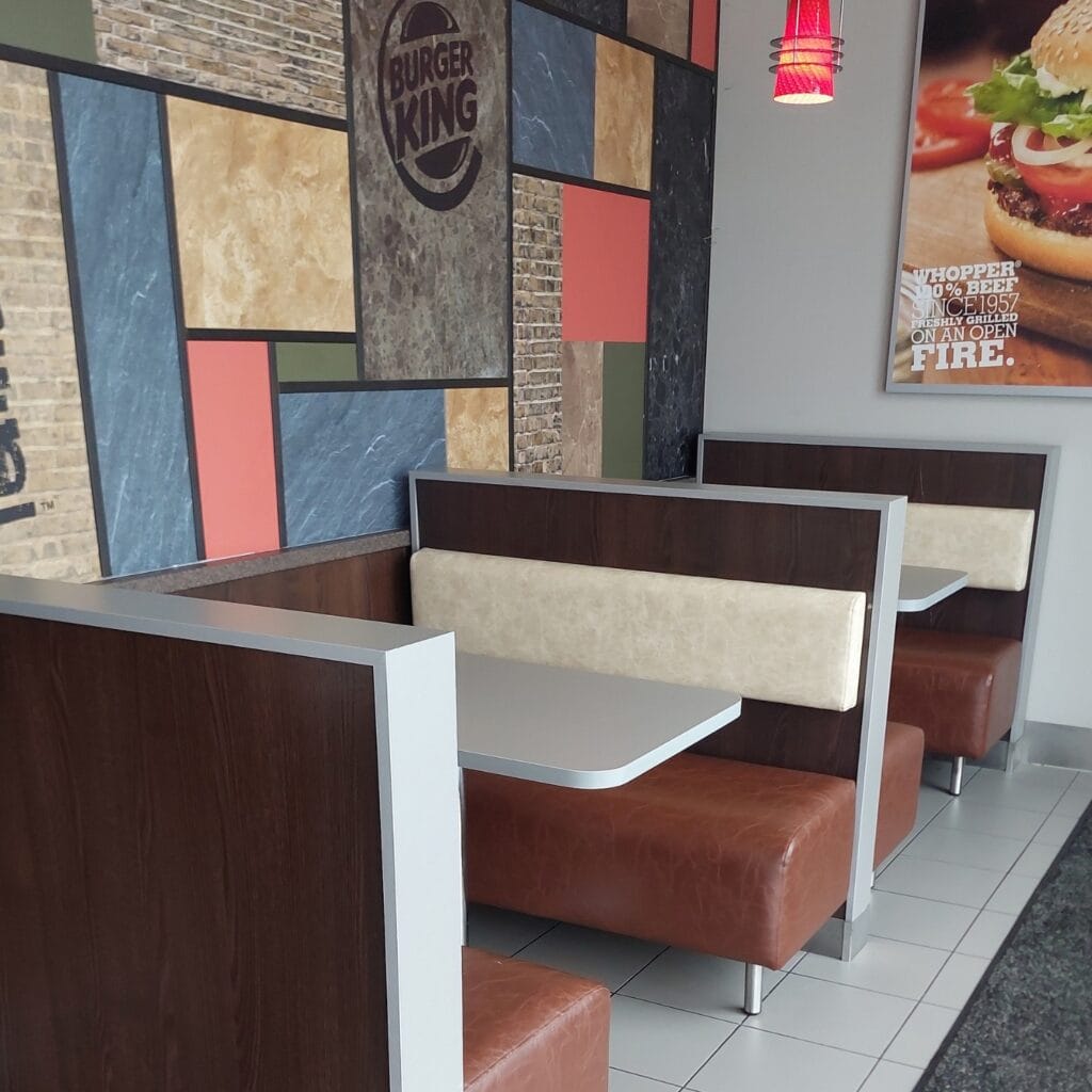 Čalounění sezení v provozovně Burger King