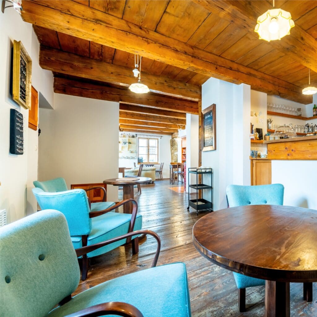 Renovace řesel v kavárně Na Kozím plácku